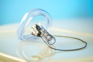 Der miniaturisierte nicht-invasive Sensor lässt sich mithilfe eines T-Konnektors in bestehende Beatmungsgeräte integrieren.